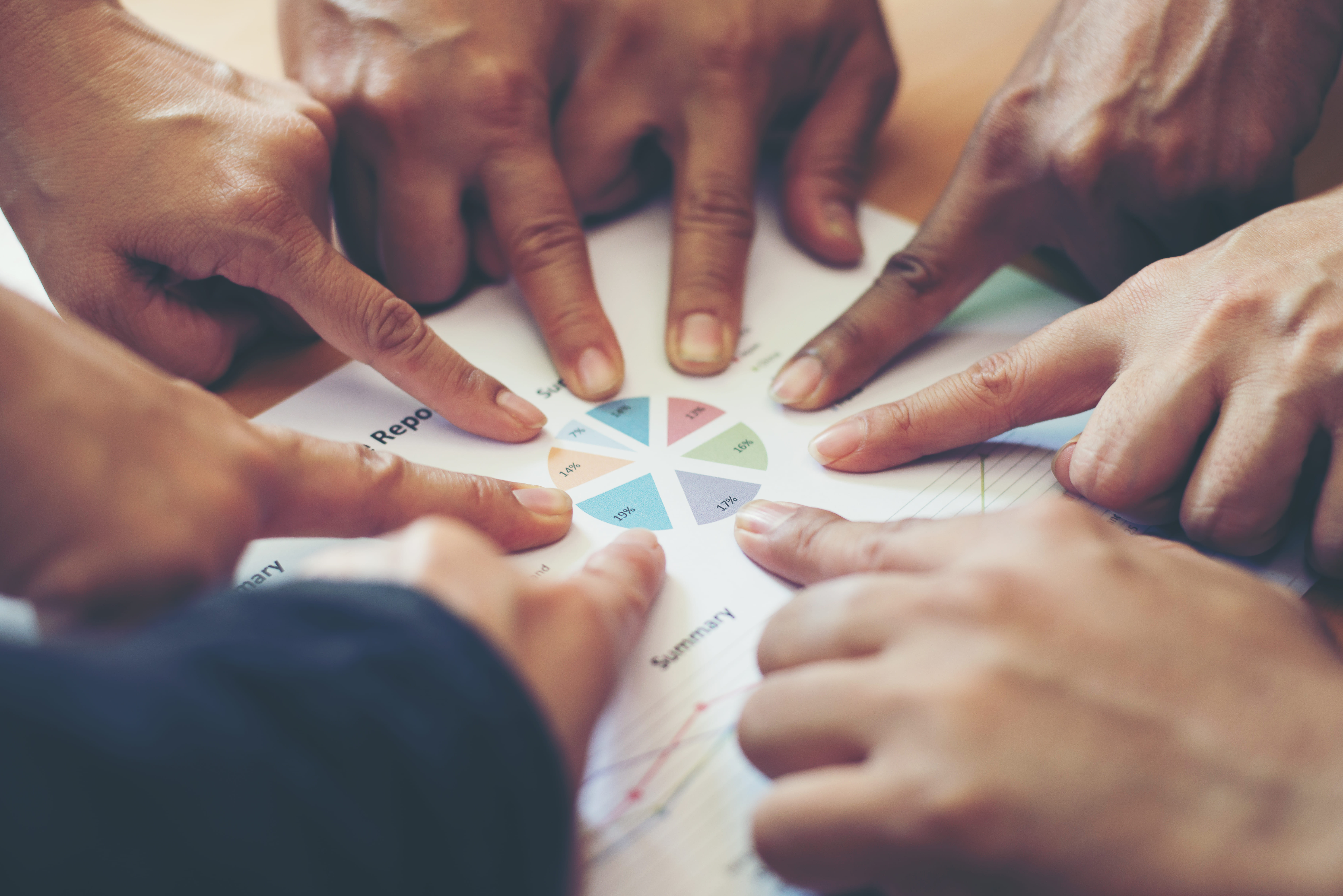 Equipo de Centro CEGE analizando resultados